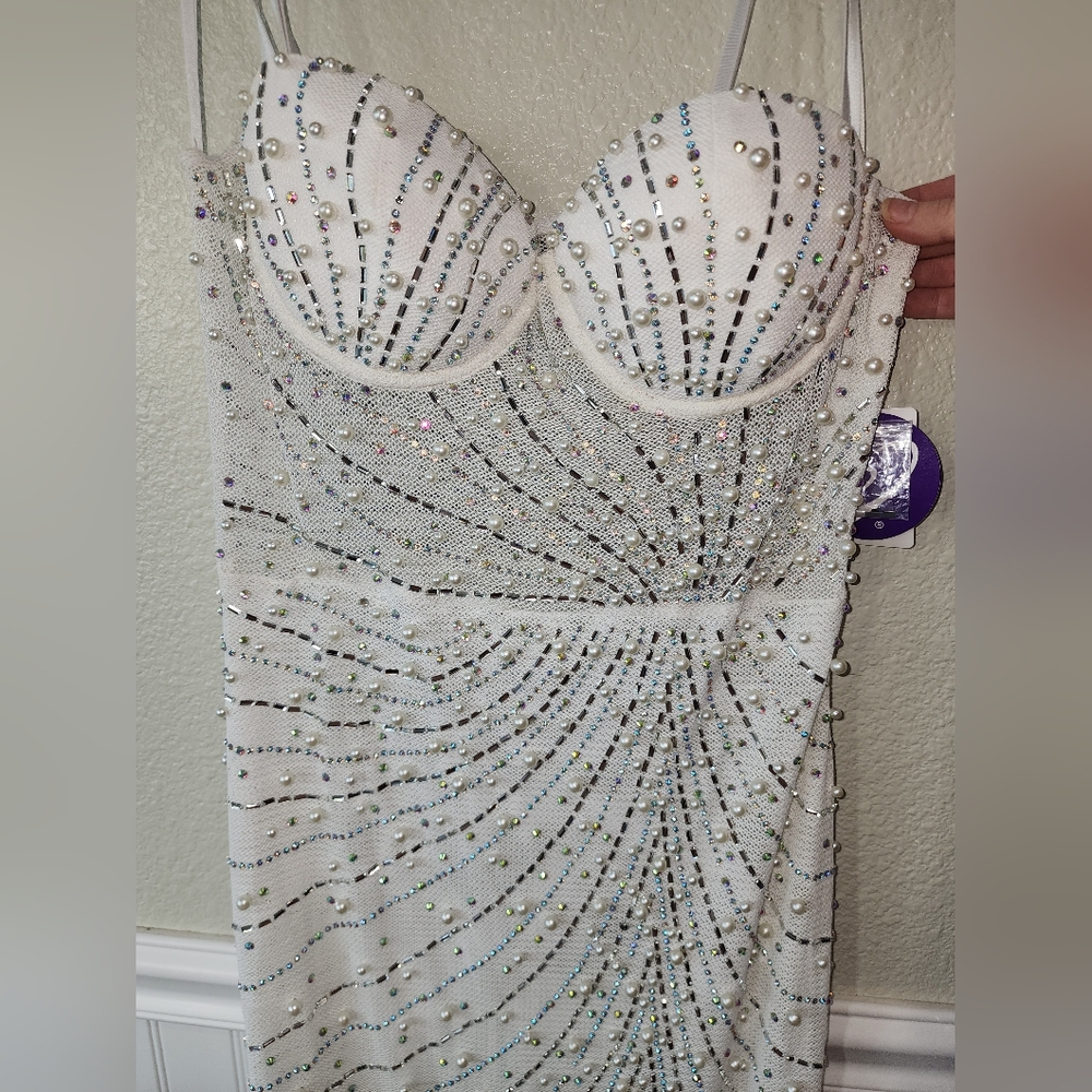 NWT Windsor Formal White Gown Dress W/ Rhinestones & Pearls Size M - Picture 4 of 9